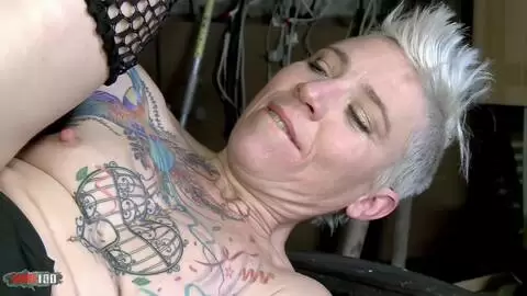 Die umwerfende MILF Charlie wird in der Werkstatt hart in Fotze und Arsch gefickt