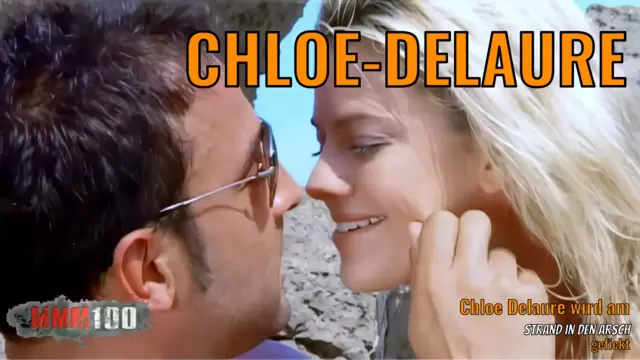Chloe Delaure wird am Strand in den...