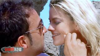 Chloe delaure wird am strand i