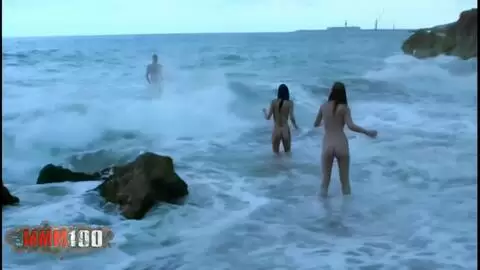 Clara und Barbara-nux Blonde und brünette Babes bei einem wilden Stranddreier mit Terry Kemaco photo 16