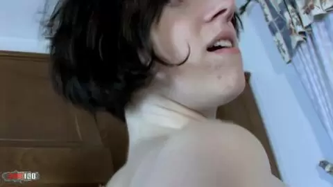 Clarysse Fox zieht sich in der Küche aus. photo 09