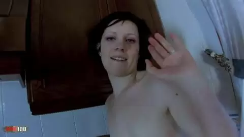 Clarysse Fox zieht sich in der Küche aus. photo 16