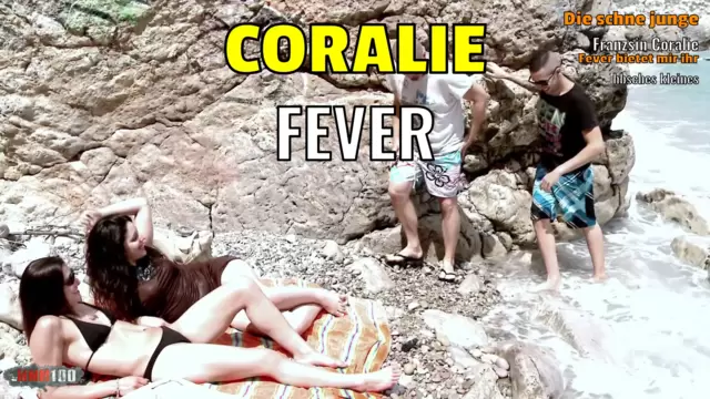 Die schöne junge Französin Coralie Fever bietet mir ihr hübsches kleines Arschloch am Strand an