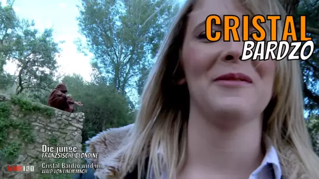 Die junge französische Blondine Cristal Bardzo wird im Wald von einem Mönch gefickt