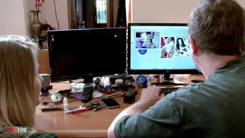 Eine wunderschöne junge blonde Französin in rosa Höschen bietet mir ihre große Muschi auf dem Sofa an photo 01