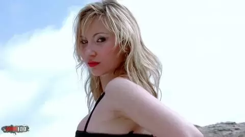 Eine heiße Blondine zeigt sich hemmungslos am Meer photo 3