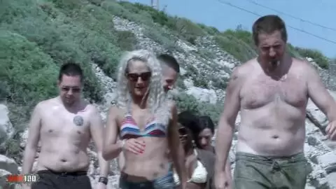 Beim Versuch, ein Feuer zu machen, wird Mademoiselle Justine im Wald anal gefickt photo 12