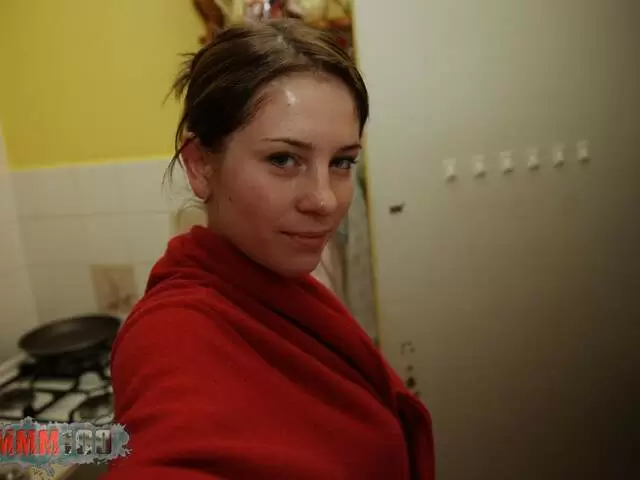 Wunderschöne Brünette mit natürlichem Körper in blauen Strumpfhosen zieht sich aus photo 1