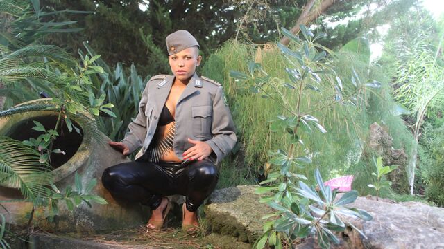 Dee Jones Photo 3