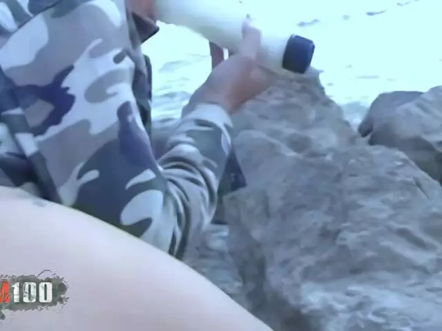 Der vollbusige französische Pornostar Delfynn Delage Dildoing am Strand photo 5