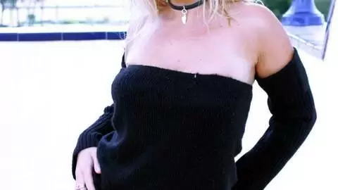 Blonde geting naked 