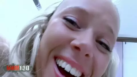 Electra, blond mit großen natürlichen Titten auf dem Bett gefickt photo 13