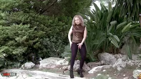 Eli Sex zeigt ihren Körper im Garten photo 01