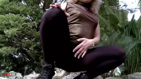 Eli Sex zeigt ihren Körper im Garten photo 02