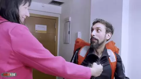 Elvira, spanische Milf, erhitzt den Liefermann für einen Fick photo 01