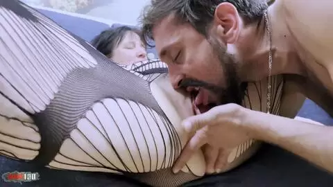 Elvira, spanische Milf, erhitzt den Liefermann für einen Fick photo 05