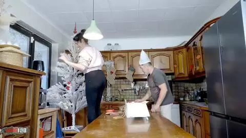 Emmitas große Titten hüpfen beim weihnachtlichen Küchenfick mit Terrys hartem Anal-Finish photo 01