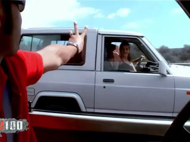 Emy und Alys Rebel necken sich auf der Autobahn photo 1