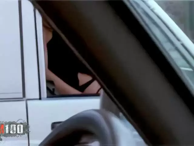 Emy und Alys Rebel necken sich auf der Autobahn photo 3