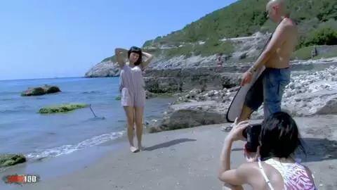 Shooting am Strand mit der Latina-Bombe Esmeralda Moon