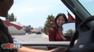 Er fickt sie, anstatt ihr auto