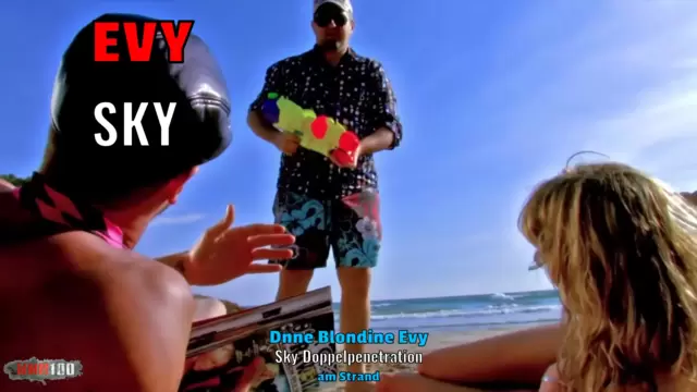 Dünne Blondine Evy Sky Doppelpenetration am Strand