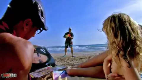 Dünne Blondine Evy Sky Doppelpenetration am Strand photo 01