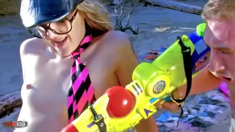 Dünne Blondine Evy Sky Doppelpenetration am Strand photo 16