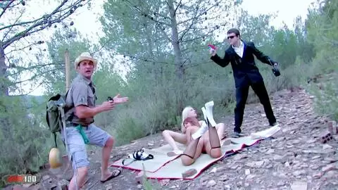 James Bond und Indiana Jorge ficken eine echte Blondine und eine Rothaarige mit großen Titten photo 05