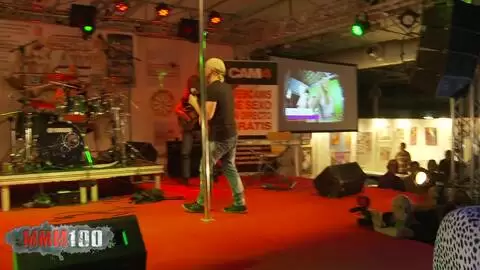 Die Kamera steht mit der PornoBand auf der Bühne des Alicante Erotikfestivals 2016 photo 01