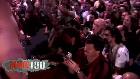 3 Lesben fisten eine alte Frau, die in der Öffentlichkeit unterwürfig ist photo 14