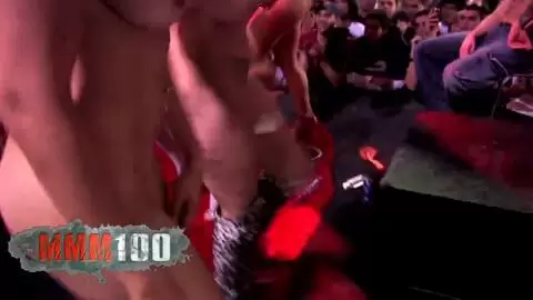 3 Lesben fisten eine alte Frau, die in der Öffentlichkeit unterwürfig ist photo 16