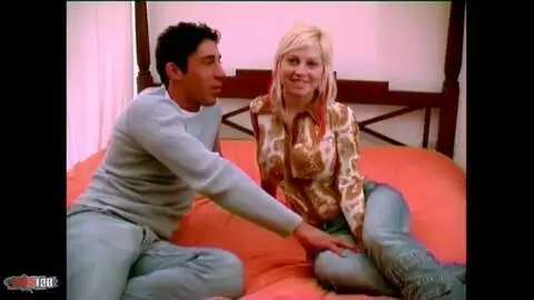 Die atemberaubende junge blonde Flora bietet Bryan ihre Muschi an