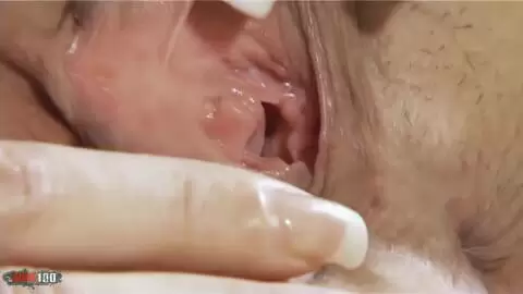 Die hei&szlig;e Br&uuml;nette Gabriella Borgia entkleidet sich auf dem Bett, streichelt ihren K&ouml;rper und provoziert dich gnadenlos. photo 10