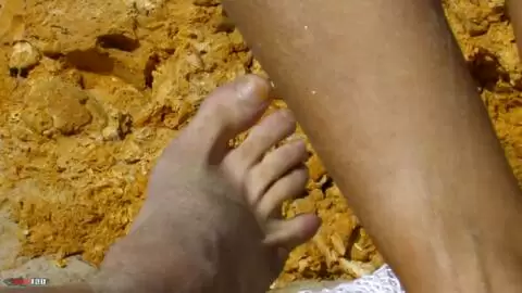 Ginger bereitet ihre feuchte Muschi auf die Szene vor