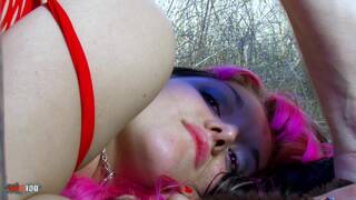 Halb punk, halb gothic, sie li