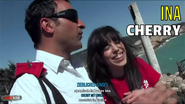Zierliches junges spanisches Luder Ina Cherry mit engem Arschfick im Freien