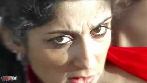 Dünnes junges indisches Luder wird am Strand von großem muskulösen Typen hart gefickt photo 13