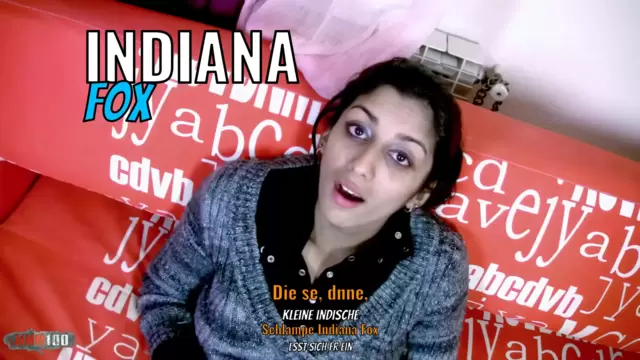 Die süße, dünne, kleine indische Schlampe Indiana Fox lässt sich für ein paar Dollar ins Arschloch ficken