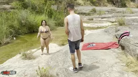 Rundliche spanische MILF Iria Ruiz Anal und Gesichtsbesamung am Strand photo 3