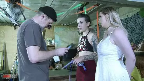 Game Boy Dreier: Blondine, Brünette, Tiefer Kehlen Fick mit Spermaschuss photo 01