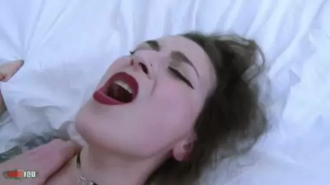 Irogenia, die französische Brünette mit kurzem Haar und natürlichen Titten, spielt schmutziges Schach mit Terry Kemaco photo 12