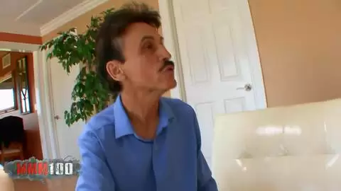 Junge Frau wird gefickt, während ihr alter Mann zusieht photo 06