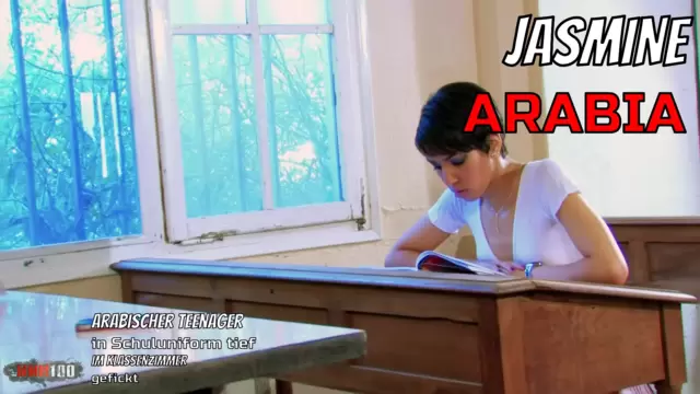 Arabischer Teenager in Schuluniform...