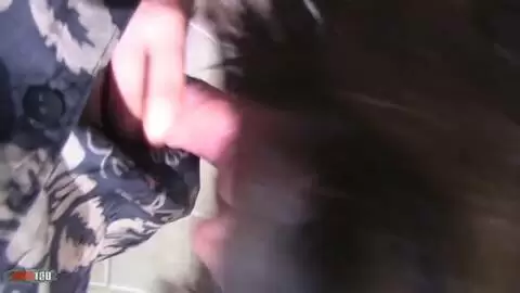 Jessica Sohle saugt einen Schwanz, während sie auf den Toiletten sitzt photo 13