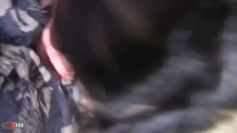 Jessica Sohle saugt einen Schwanz, während sie auf den Toiletten sitzt photo 14