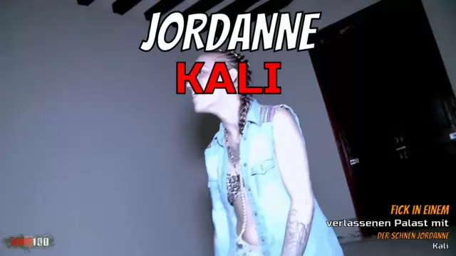 Fick in einem verlassenen Palast mi...