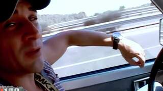 Im auto mit dem gutaussehenden