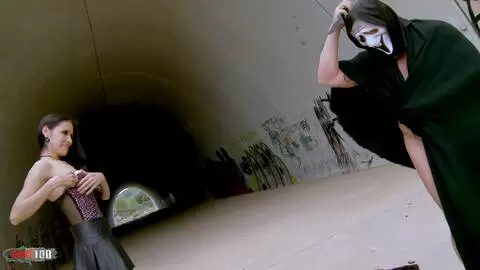 Dünne kolumbianische MILF in einem Tunnel gefickt photo 01