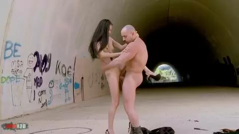 Dünne kolumbianische MILF in einem Tunnel gefickt photo 05